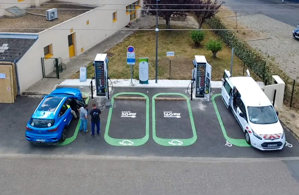 Le chargement de voiture électrique générique à la station d'accueil dans le parking près du shopping ou du bureau